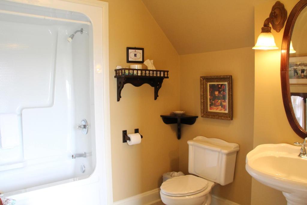 Lynwood Inn Baddeck Room photo