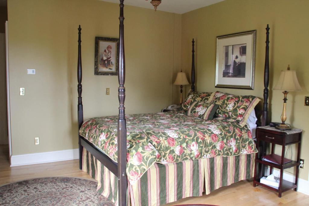 Lynwood Inn Baddeck Room photo