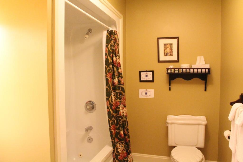 Lynwood Inn Baddeck Room photo