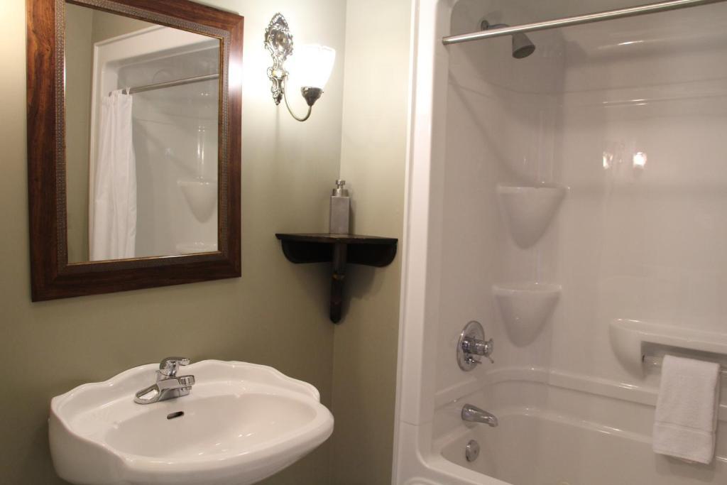 Lynwood Inn Baddeck Room photo