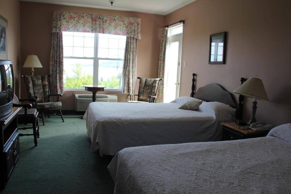 Lynwood Inn Baddeck Room photo